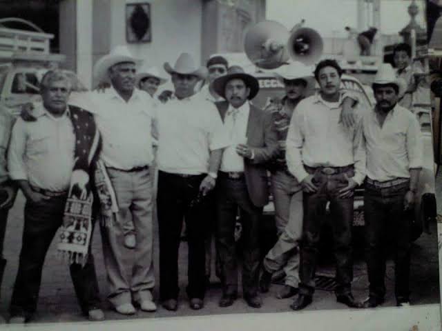Fotografía histórica de Don Facundo y el equipo junto al camión de sonido